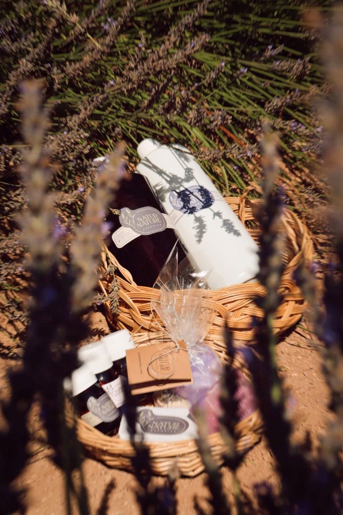 Cesta con botellas Natur Nature entre campos de lavanda