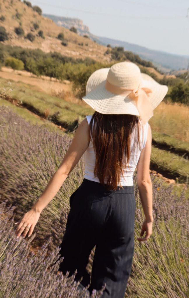 Paseo entre lavanda en un día de verano