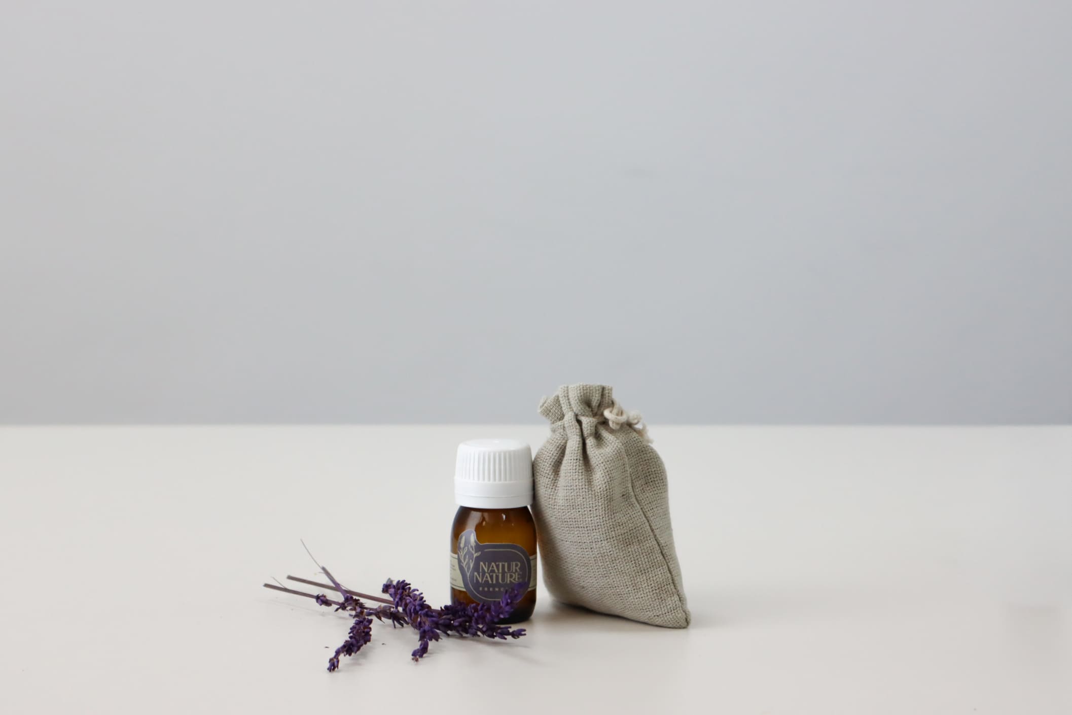 Aceite esencial Natur Nature con bolsita aromática y lavanda seca
